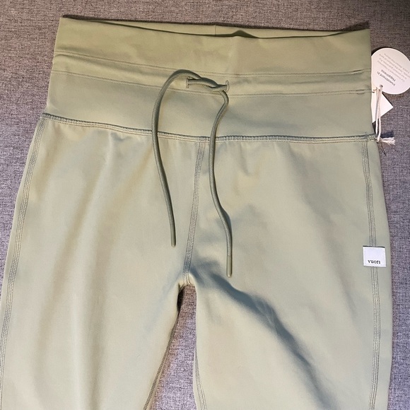 Vuori • Daily Leggings in Sprout - Picture 7 of 9